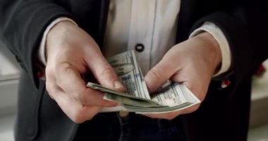İşadamı dolarları saçıyor. Parayı dağıtın. Para saçıyor. Kapatın. Yavaş çekim