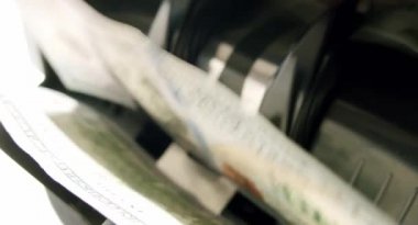 Para sayma makinesi dolar banknotları sayıyor. Bankacılık ve ticari faaliyet. Ağır çekim Üst Görünümü Kapat