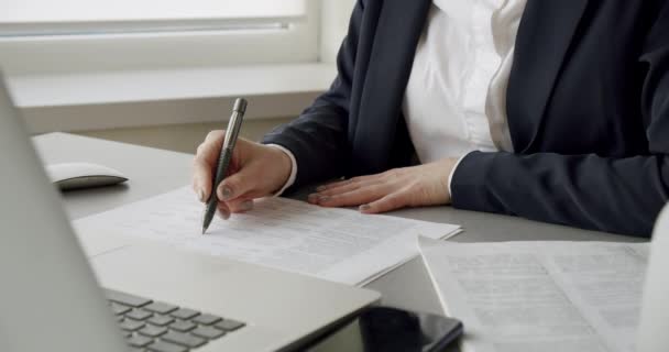 Zakenvrouw of accountant hand holding pen Werken met documenten bedrijfsgegevens, boekhoudkundig document op kantoor, bedrijfsconcept Close-up — Stockvideo