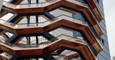 New York 'taki Vessel Hudson Yards' ın modern merdiven tasarımı. Kentsel turizm kavramı, New York Şehri, ABD - 27 Mayıs 2019