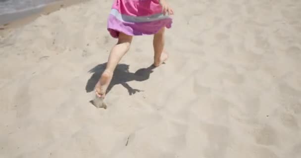 Šťastné malé batole běží běhat po písku na pláži. Šťastné dětství Zpomalený pohyb — Stock video