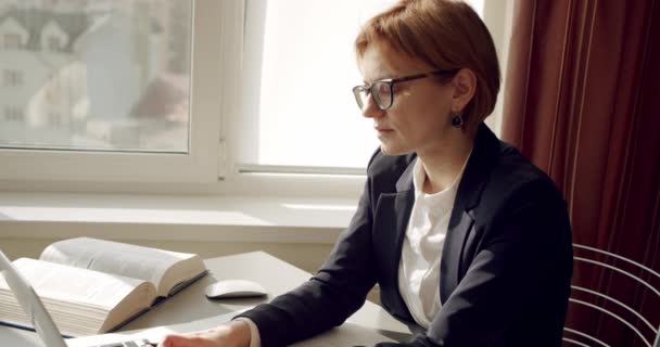 Mulher de negócios cansada contando dinheiro na máquina de contagem sentada na mesa de madeira e contando grande pacote de notas de dólar pit na máquina de contagem — Vídeo de Stock