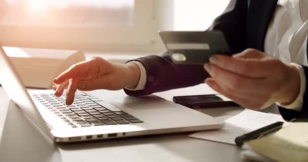 Επιχειρηματίας κάνει θολή online banking με πιστωτική κάρτα, κάνει μια πληρωμή ή επένδυση στο διαδίκτυο εισάγοντας την πιστωτική της κάρτα σε ένα φορητό υπολογιστή. Αργή κίνηση. Κλείσε. — Αρχείο Βίντεο