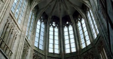 Katedral 'de parlak gün ışığında kocaman pencereler var. yakınlaştır