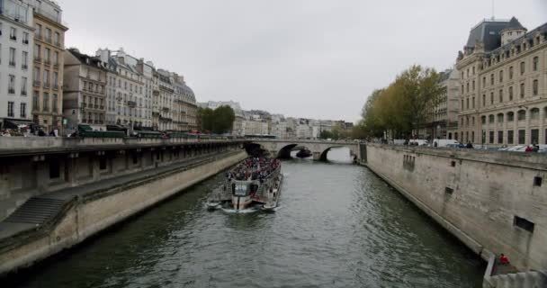 Blick auf den Fluss mit Touristenboot. Paris, Frankreich: 18. Oktober 2019: — Stockvideo
