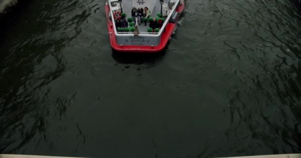 Obere Ansicht des Flusses mit Touristenboot. Paris, Frankreich: 18. Oktober 2019 — Stockvideo