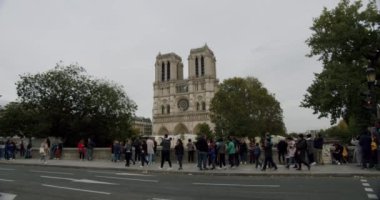 Katolik katedrali Notre-Dame de Paris yangından sonra ortaçağ. Trajik yangından sonra yenileme çalışmaları. Paris, Fransa - 18 Ekim 2019:
