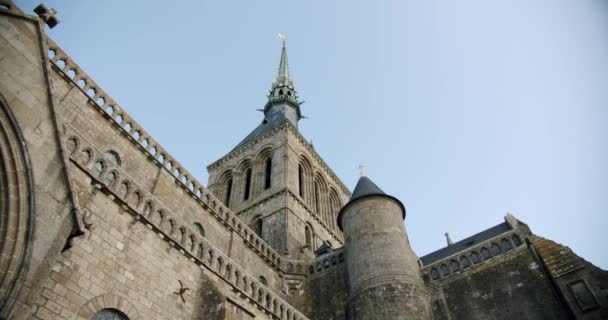 MONT SAINT MICHEL, Abtei von Mont Saint-Michel, überragt mittelalterliche Häuser. Frankreich, 17 Oktober, 2019 — Stockvideo