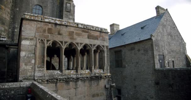 MONT SAINT MICHEL, Vue en angle élevé sur les bâtiments en pierre et les arcs. France, le 17 octobre 2019 — Video