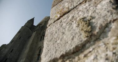 Mont Saint-Michel Manastırı, ortaçağ evlerinden yüksekte. Geniş açı Fransa, 17 Ekim 2019