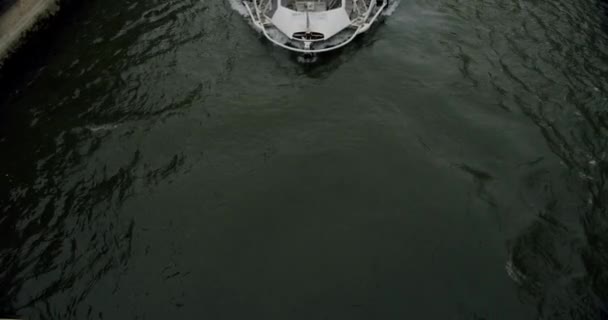 Вид на річку з туристичним човном. Париж, Франція: october 18, 2019: — стокове відео