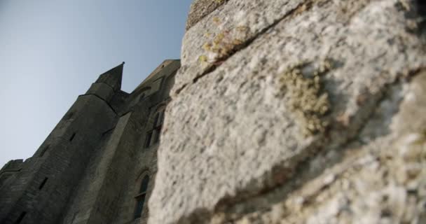 MONT SAINT MICHEL, Abbey of Mont Saint-Michel δεσπόζει πάνω από μεσαιωνικά σπίτια. Wide shot France, 17 Οκτωβρίου 2019 — Αρχείο Βίντεο