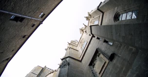 蒙特萨特 · 萨特 · 米希尔，圣米歇尔山（Mont Saint-Michel）的一座大修道院，高耸在中世纪的房屋之上。2019年10月17日，法国 — 图库视频影像