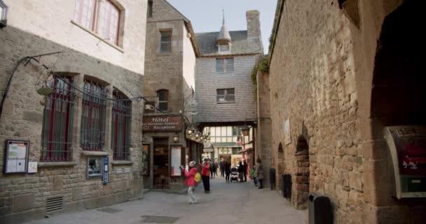 MONT SAINT MICHEL, Abbey of Mont Saint-Michel τουρίστες περπατούν στους δρόμους. Γαλλία, 17 Οκτωβρίου 2019 — Αρχείο Βίντεο