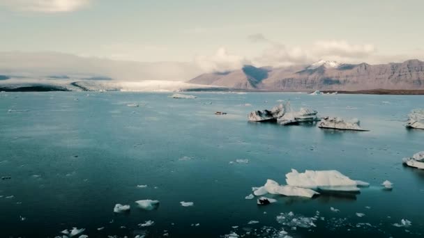 İzlanda 'da elmas plajı Jokulsarlon Buzul Gölü Buzdağları Hava aracı görüntüsü. — Stok video