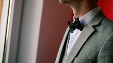 Damat, düğün gününde parfümü kendi üzerine döker. Ağır çekim. Kapat.