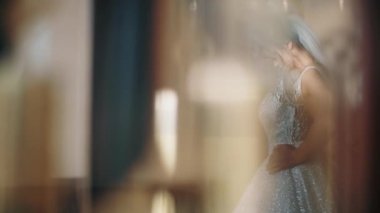 Aynadan yansıyan şık, huzurlu gelinlik içinde gelin.