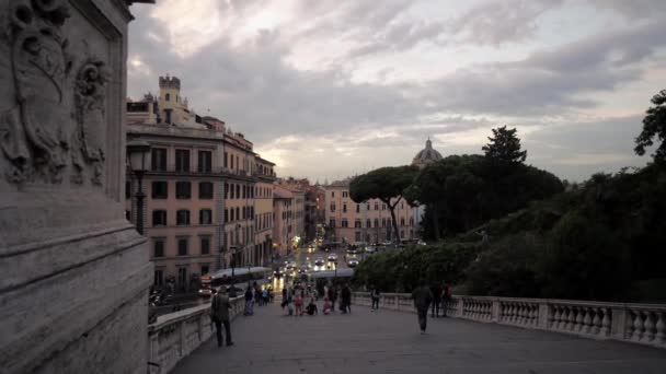 Róma. 2019. augusztus 29. Sok turista megy az utcára esténként. — Stock videók