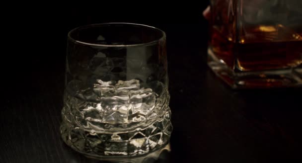 Slow motion gyllene whisky häller i glaset med isbitar från flaskan. Närbild V2 — Stockvideo