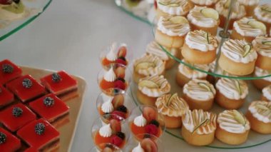 Kapatın. Candy Bar düğününde renkli şekerler, açık büfe. Kamerayı taşı.