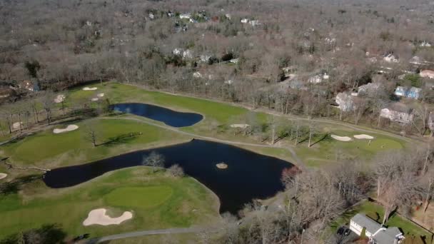Vista aérea Establecimiento de plano de barrio americano, suburbio. Bienes raíces, campo de golf, tiros de drones , — Vídeo de stock