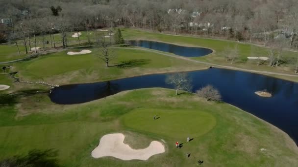 Vista aérea Estabelecimento de tiro de bairro americano, subúrbio. Imobiliária, campo de golfe, em torno de tiros de drone , — Vídeo de Stock