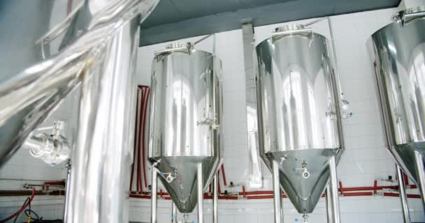 Cervecería artesanal moderna. Recipientes de fermentación de acero tanques de acero para la elaboración de cerveza,. Mover cámara — Vídeo de stock