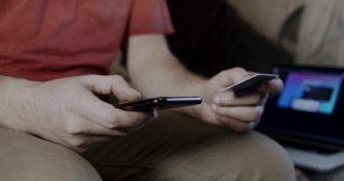 Adam banka kartı numarasına giriyor. Çevrimiçi alışveriş ya da akıllı telefondaki kredi kartıyla online bankacılık. - Evet. Kapat.