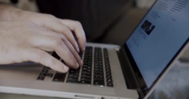 Adam yavaş çekimde bilgisayarla internette sörf yapıyor. Uzak bir iş yerinde serbest çalışan bir not defteri. Kapat.