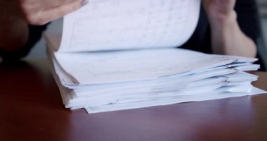Kapatın. İş kadını ya da muhasebeci elinde kalemle dokümantasyon işi verileri ile birçok belge ters çevrilir ve imzalanır, ofiste muhasebe belgesi, iş konsepti