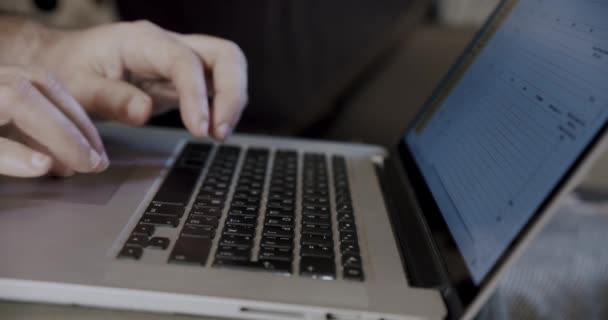 Homem mãos bancos de dados eletrônicos e tabelas que entram dados freelancer caderno de trabalho no local de trabalho remoto. Fechar — Vídeo de Stock