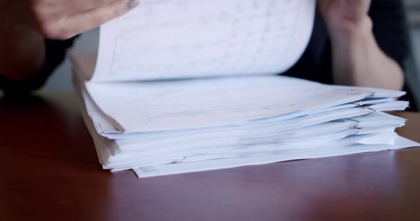 Närbild. Affärskvinna eller revisor hand hålla penna Verk med dokument affärsuppgifter många dokument vänds och undertecknas, bokföringsdokument på kontoret, affärsidé — Stockvideo