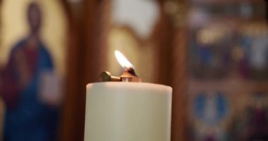 Kilisede büyük bir kilise mumu yanıyor. Kapat.