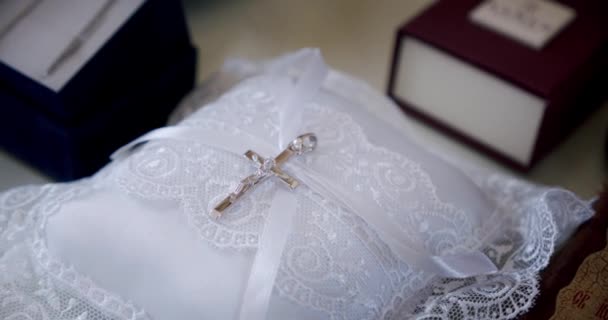 Ortodoxa igreja acessórios para o batismo, mover câmera Close-up — Vídeo de Stock