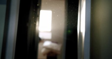 Yakın çekim. Havadaki uçan toz parçacıkları güneş ışınlarıyla aydınlatılıyor.