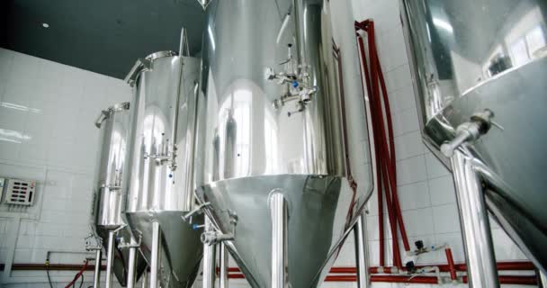 Birreria artigianale moderna. Serbatoi di acciaio per fermentazione serbatoi di acciaio per birra ,. — Video Stock