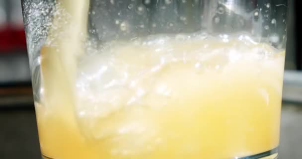 Birra artigianale sta versando nel vetro formando onde da vicino. Freschezza e schiuma. Birra artigianale. Da vicino. — Video Stock