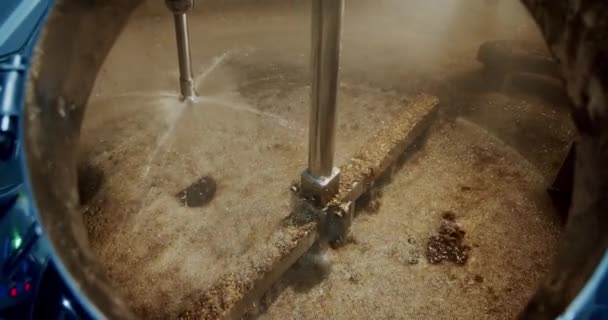 Cerveza oscura Cerveza en el tanque para la elaboración de cerveza . — Vídeo de stock