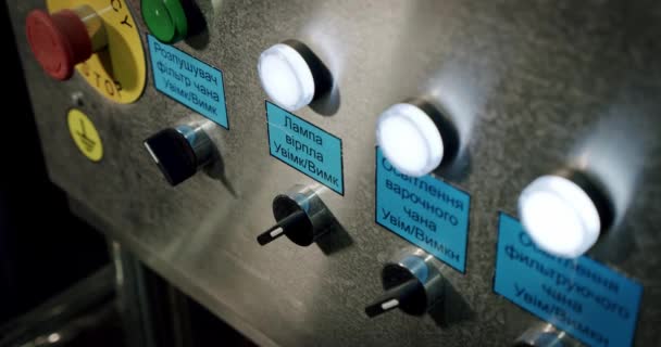 人の手押しボタンと光は、制御パネル上の自動生産ラインを制御するエンジニアのための産業機器に輝き始めます。閉じろ! — ストック動画