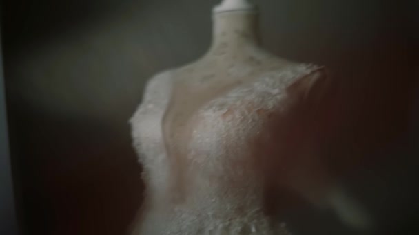 Vestido de novia en un maniquí. concepto de boda , — Vídeo de stock