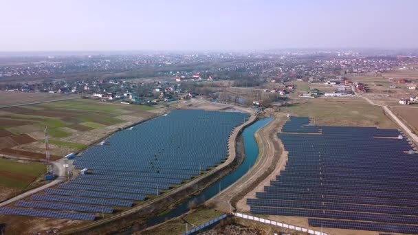 空中无人飞机俯瞰位于山谷内的太阳能发电厂的景观。生产绿色环保的能源。大范围射击 — 图库视频影像