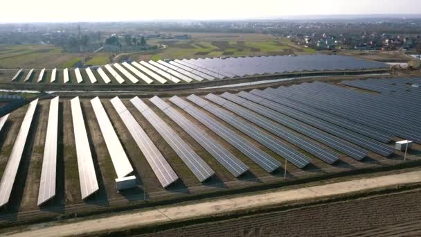 Vista aérea del dron Paisaje de una planta solar que se encuentra dentro de un valle. Produce energía verde y respetuosa con el medio ambiente . — Vídeo de stock