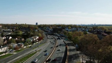 New York 'a doğru giden çoklu şeritli otoyol Yonkers' ın banliyölerindeki mahalle evlerinin ufuk çizgisine doğru ilerliyor.