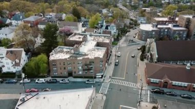 Yonkers, New York 'un banliyölerindeki evlerin üzerinde uçan insansız hava aracı dulları.