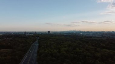New York 'a doğru giden çoklu şeritli otoyol Yonkers' ın banliyölerindeki mahalle evlerinin ufuk çizgisine çıkıyor.