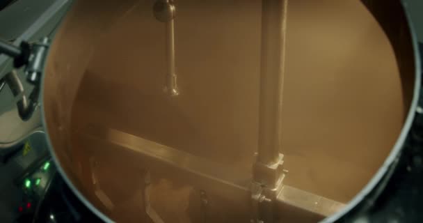 Zamykanie warzenia ciemnego piwa w zbiorniku do zaparzania piwa, proces wytwarzania piwa. — Wideo stockowe