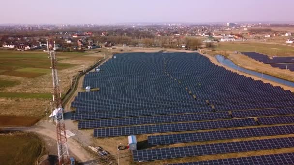 Vista aérea larga Paisagem de uma planta solar que está localizada dentro de um vale. Produz energia verde, amiga do ambiente . — Vídeo de Stock