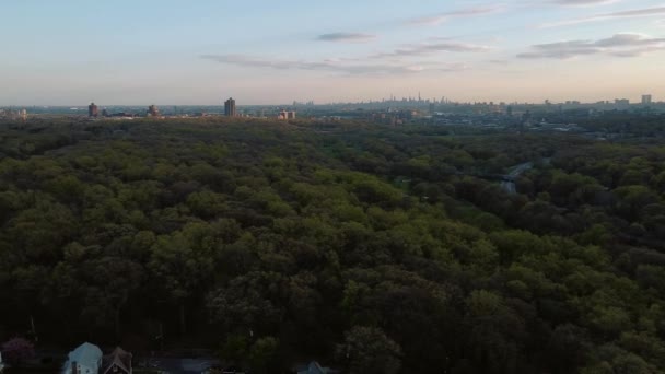 Panorâmica Vista aérea de casas de bairro nos subúrbios de Yonkers, com vista para Nova York — Vídeo de Stock