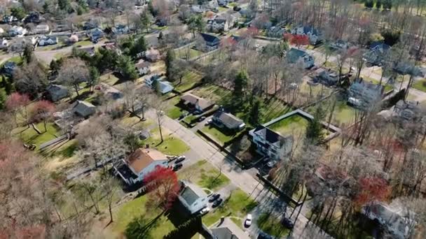 Drone aérien survolant des maisons de quartier dans la banlieue de Yonkers, New York — Video