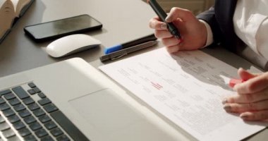 İş kadını ya da muhasebeci el, metni belgelerle, iş belgeleriyle, muhasebe belgeleriyle, iş konseptiyle işaretledi. Kamerayı sağa kaydır